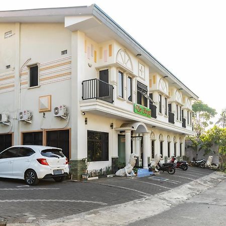 Reddoorz Plus @ Jalan Pumorow Manado Luaran gambar