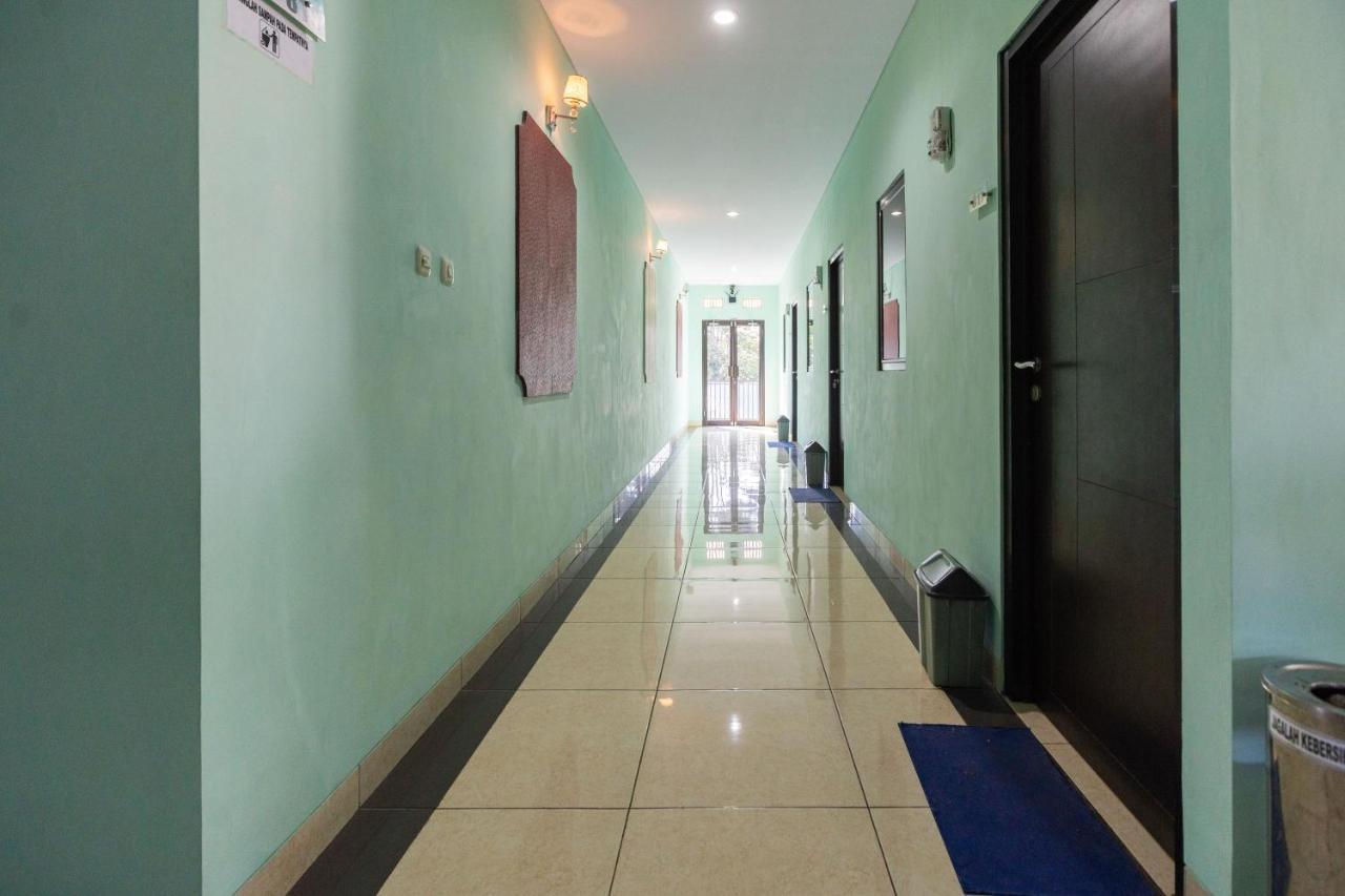 Reddoorz Plus @ Jalan Pumorow Manado Luaran gambar
